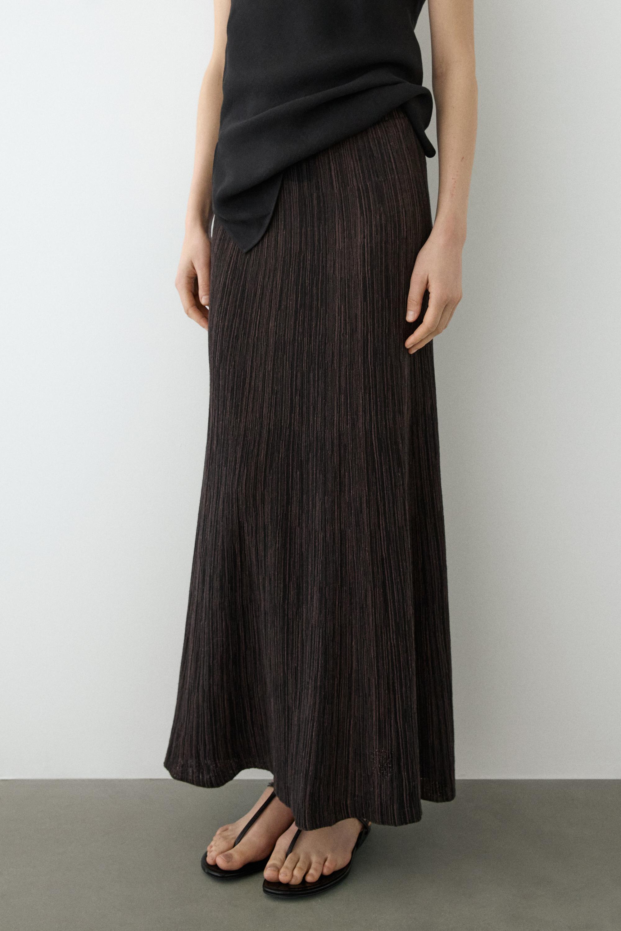 Total look pleated midi skirt with striped detail